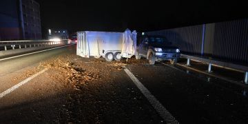 Rheineck: Anhänger auf Autobahn gekippt