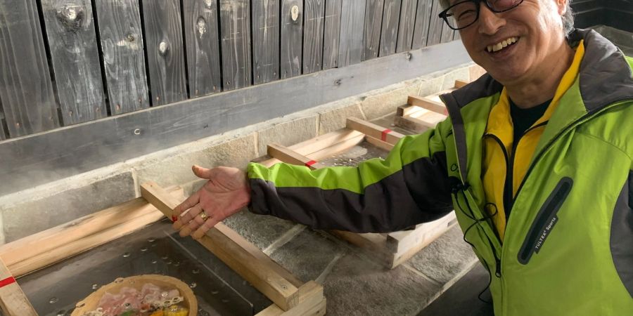 Hitoshi Tanaka, Chef des berühmten Hyotan Onsen, erklärt die traditionelle Kochmethode «Jigoku Mushi» («Höllen-Gedämpftes»).