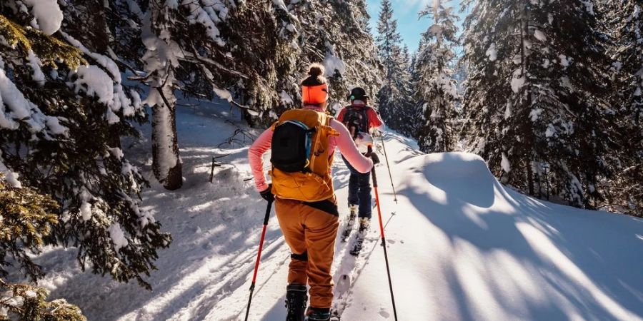 Eine Woche Urlaub im Schnee bietet viele Möglichkeiten für Outdoor-Sportaktivitäten: Das muss für Skitouren, Snowboarden und Co. in den Koffer.