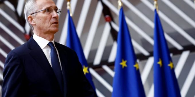 Die Pläne würden den gesamten Bemühungen zur Stärkung der demokratischen Institutionen in Georgien widersprechen, sagte Nato-Generalsekretär Jens Stoltenberg. (Archivbild) Nato-Generalsekretär Stoltenberg mit EU-Flaggen im Brüsseler Ratsgebäude