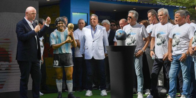 El presidente de la FIFA, Gianni Infantino (L), habla en un servicio conmemorativo en Doha.