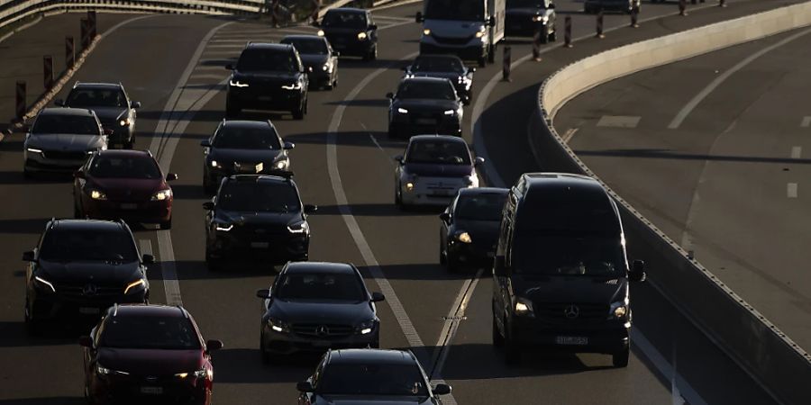 Dieses Jahr sind in der Schweiz rund 226'000 Autos neu zugelassen worden. Das sind rund 12'000 Autos weniger als im Vorjahr, wie der Verband Freier Autohandel Schweiz (VFAS) in der Nacht auf Sonntag mitteilte. (Archivbild)