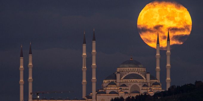 Mitarbeiter der Stadtverwaltung in Istanbul wurden festgenommen. Istanbul bei Nacht. Um vier Uhr morgens hat in der Westtürkei die Erde gebebt.