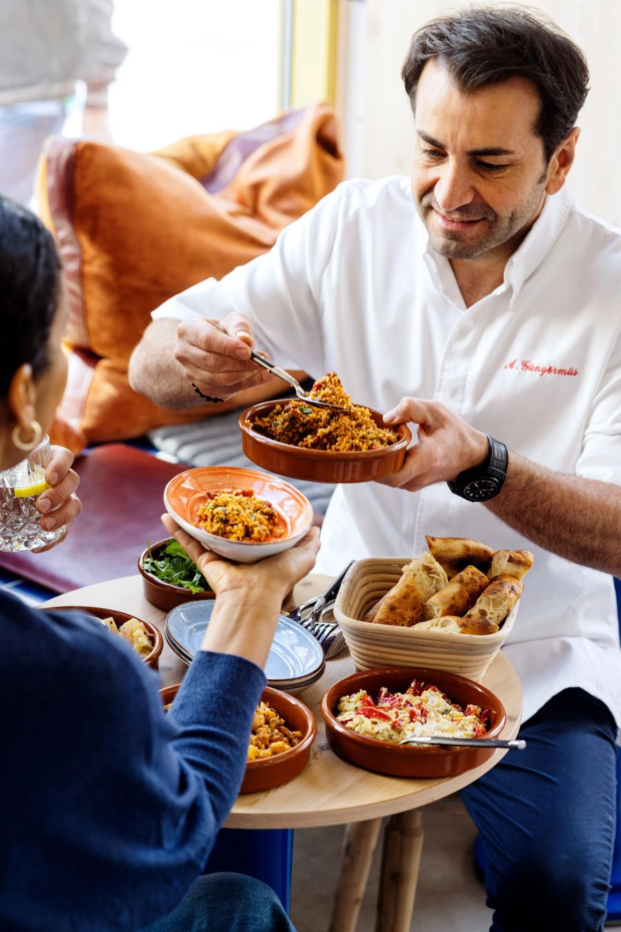 Mann Essen Tisch Gerichte Meze