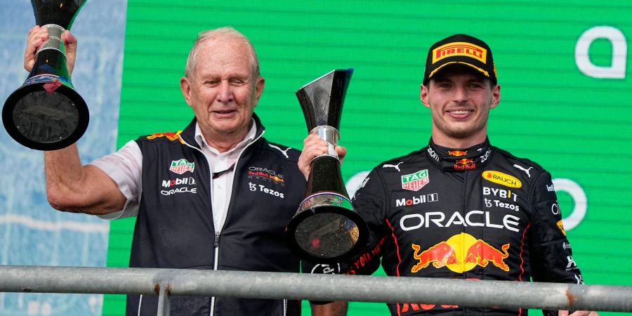 Red-Bull-Pilot Max Verstappen (r) und Helmut Marko, Chef von Red Bull Motorsports, mit ihren Trophäen beim Grossen Preis der USA.