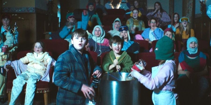 Was passiert, wenn plötzlich alle Eltern weg sind? Der schweizerisch-niederländische Weihnachtsfilm «Hotel Sinestra» zeigt ab Donnerstag ein mögliches Szenario.