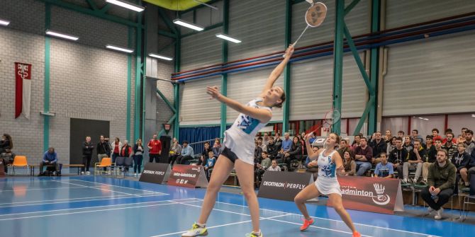 Zwei Badminton-Spielerinnen