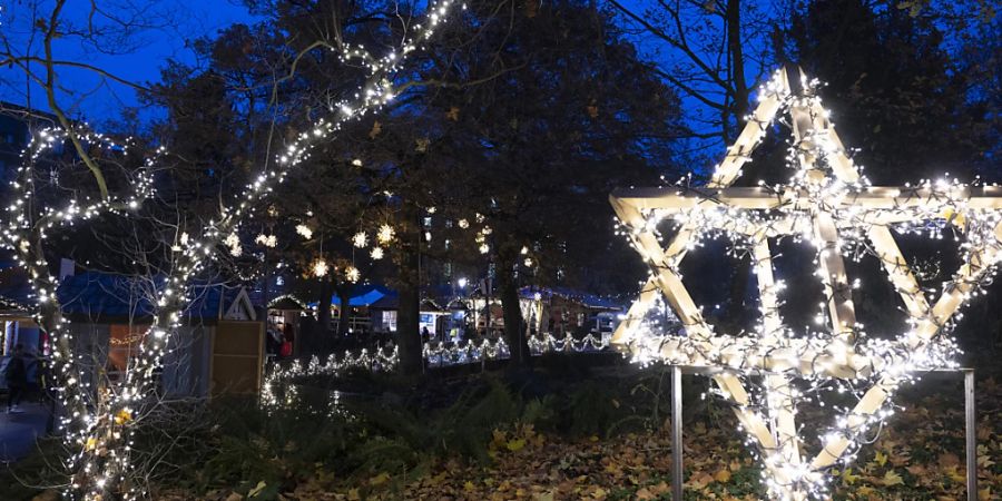 LED-Lampen leuchten auf dem weihnachtlichen Sternenmarkt in Bern.