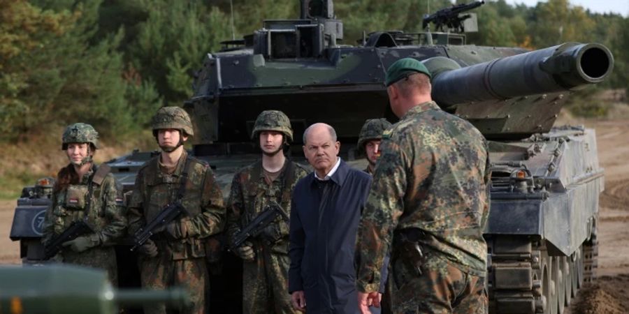 Kanzler Scholz (vor Leopard-II-Panzer)