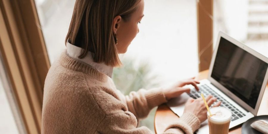 Frau vor Laptop