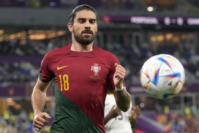 Der Portugiese Ruben Neves zeigte sich nach dem Spiel gegen Uruguay besorgt um den Regenbogen-Flitzer an der WM 2022. WM 2022