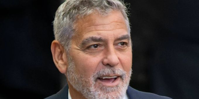 George Clooney trägt sein graues Haar mit gewissem Stolz seit vielen Jahren. george clooney