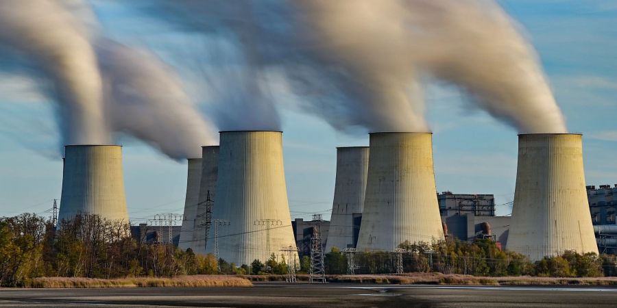 Wasserdampf steigt aus den Kühltürmen des Braunkohlekraftwerks Jänschwalde der Lausitz Energie Bergbau AG (LEAG). - Braunkohle hat beim Primärenergieverbrauch zugelegt.