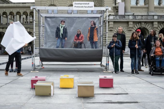 Inclusion Handicap kämpft in der Politik für die Interessen von Menschen mit Behinderungen. Hier eine Aktion zur Petition für die Ratifizierung des Zusatzprotokolls zur UNO-Behindertenrechtskonvention. Inclusion Handicap Bundesplatz