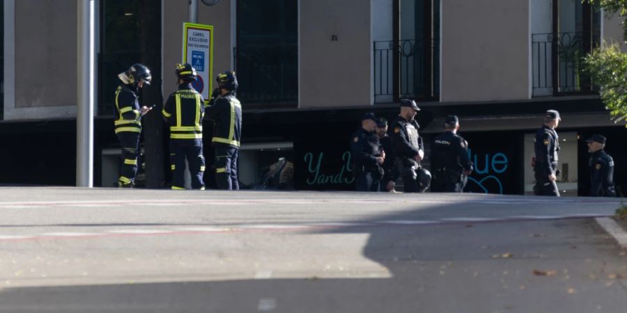 Polizisten und Feuerwehrleute stehen vor der US-Botschaft in Madrid, wo eine Briefbombe eingegangen ist. Foto: Eduardo Parra/EUROPA PRESS/dpa