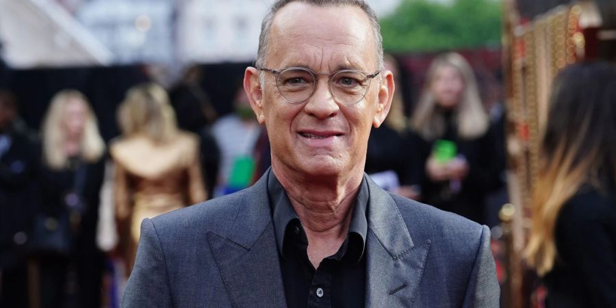 Schauspieler Tom Hanks gibt sich bei Dreharbeiten sehr entspannt.