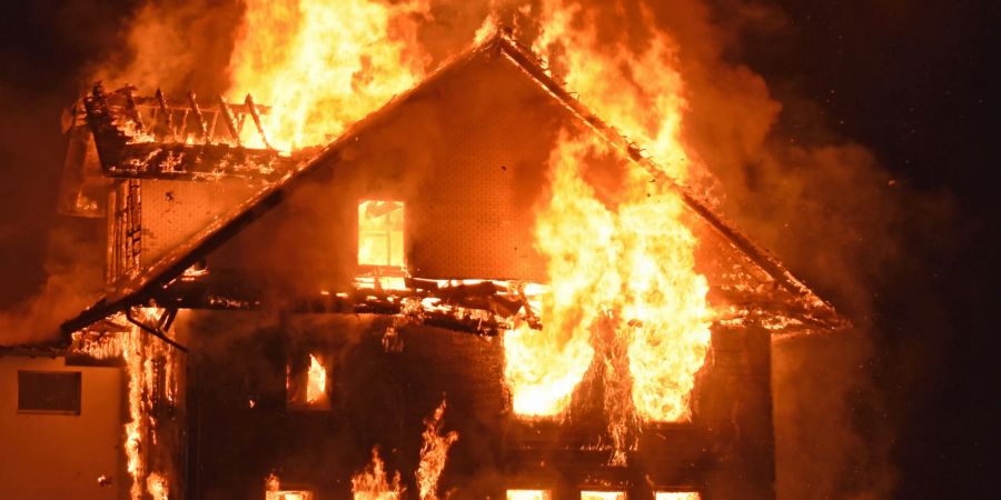 Luzern: Altes Bauernhaus geht in Flammes auf