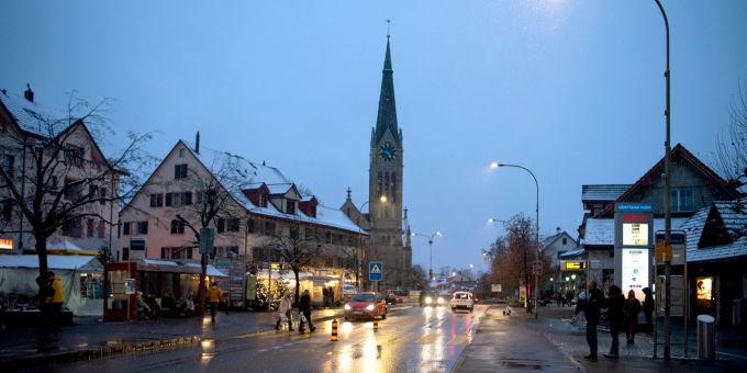 Winterliche Abendstimmung an der Bahnhofstrasse in Wetzikon Höhe Oberland Märt. - Kanton Zürich Winterliche Abendstimmung an der Bahnhofstrasse in Wetzikon Höhe Oberland Märt. - Kanton Zürich