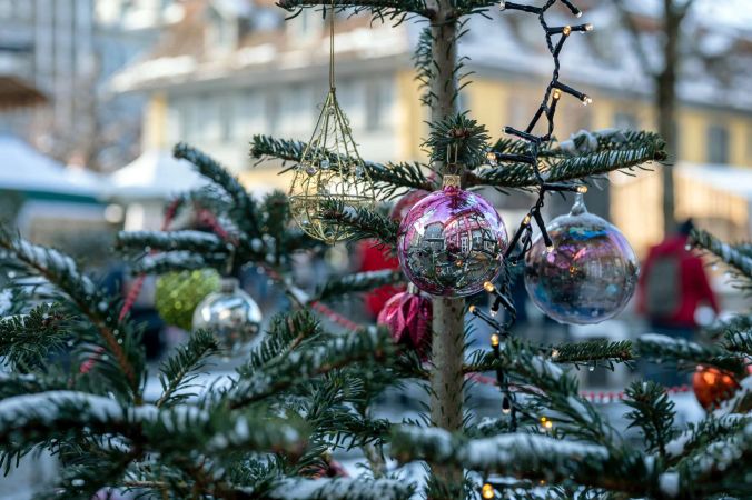 Geschmückter Weihnachtsbaum am Weihnachtsmarkt 2022 in Thun.