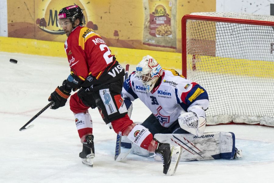 Beim 5:2-Sieg gegen Kloten trifft der Captain des SCB backhand aus der Luft zum 2:1.