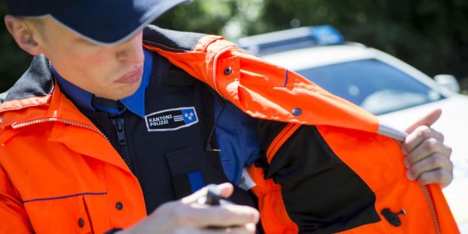Der kontrollierte Lenker zeigte den Beamten den Stinkefinger.
