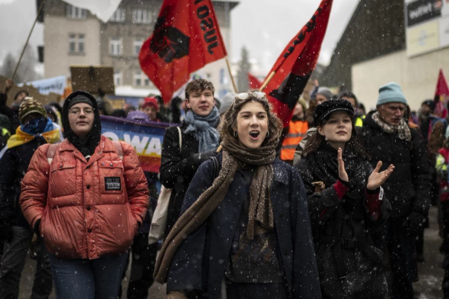 Am Sonntag demonstrierte das Strike-WEF-Kollektiv gemeinsam mit der Juso.