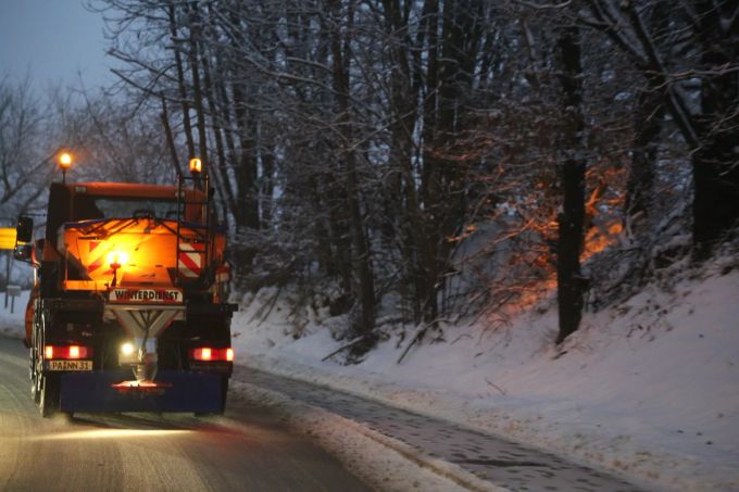 Streudienst ist nicht nur für Autofahrer eine echte Rettung in der Not in vielen Winter-Situationen. Streudienst Strasse Schnee Eis Wald