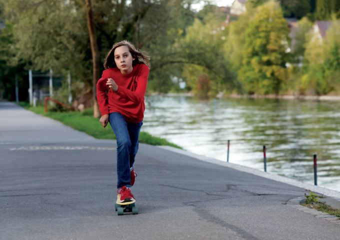 Ein Jugendlicher auf einem Skateboard ist auf der Weihnachtskarte von Bundesrätin Simonetta Sommaruga zu sehen. Die Aufnahme zeigt den Nachwuchs einer UVEK-Mitarbeiterin. Weihnachtskarten Bundesräte Sommaruga