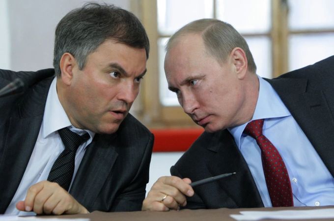 Duma-Vorsitzender Wjatscheslaw Wolodin und Kremlchef Wladimir Putin. (Archivbild) Ukraine krieg