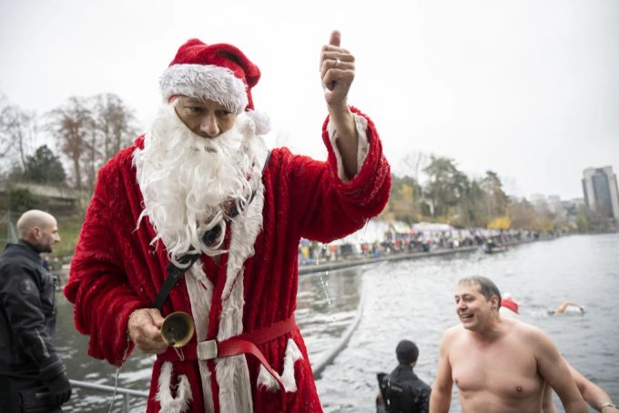 Ein Teilnehmer nahm den Namen «Samichlaus-Schwimmen» sehr ernst und erscheint in voller Verkleidung. Samichlaus Schwimmen