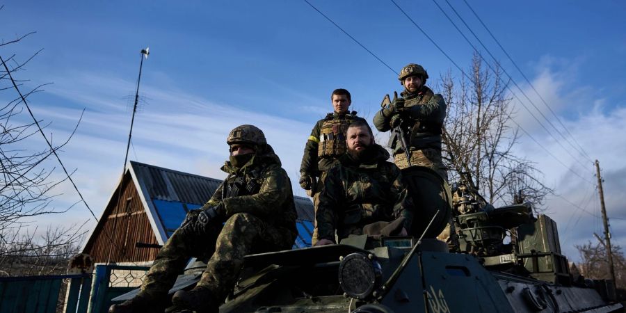 Ukrainische Soldaten fahren durch Bachmut.