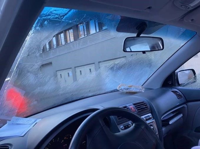 Fahrzeuglenker müssen freie Sicht haben, ein Guckloch reicht nicht aus. Fahrzeuglenker müssen freie Sicht haben, ein Guckloch reicht nicht aus