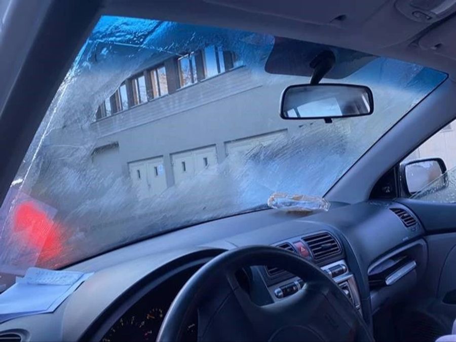 Fahrzeuglenker müssen freie Sicht haben, ein Guckloch reicht nicht aus