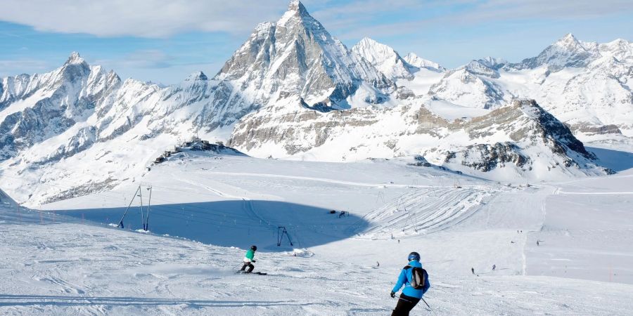 Im Kanton Wallis mit dem Skigebiet Zermatt hat es einen Meter Neuschnee gegeben. Es herrscht nun Lawinengefahr der Warnstufe drei.