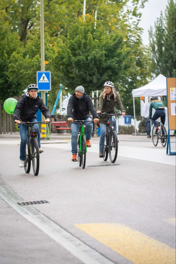 In beiden Richtungen waren die Velofahrer am Zürichsee unterwegs.