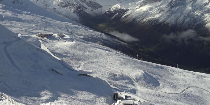Der Blick vom Jakobshorn in Davos GR zeigt, wie viel Schnee bereits auf den Hängen liegt. Schnee Pisten