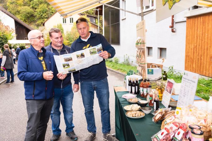 Die Herren vom Jurapark, Benno Stupf und Peter Hunziker. Der Verein vermarktet auch lokale Produkte.