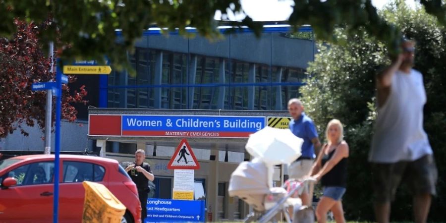 Eltern vor dem Countess of Chester Hospital