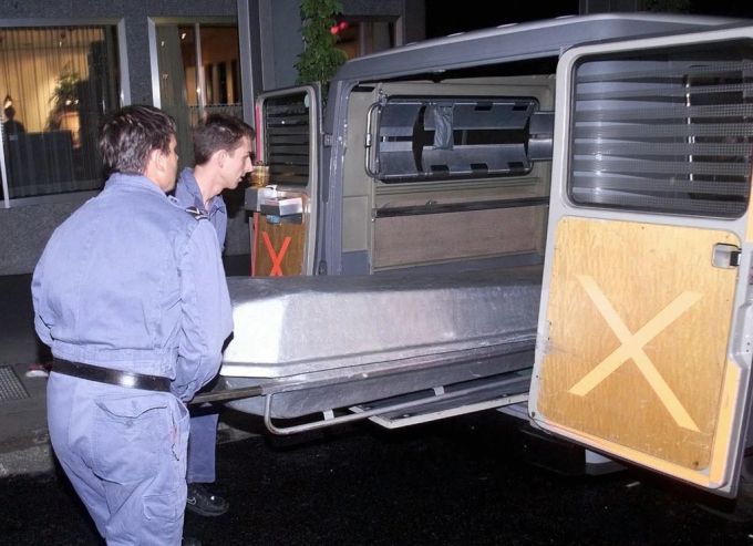 Beamte der Stadtpolizei Bern laden in der Nacht vom Montag, 27. Juli 1998, auf Dienstag, 28. Juli 1998, vor dem Tea Room «Safari» in Bern einen Sarg in den Leichenwagen Safari-Mord