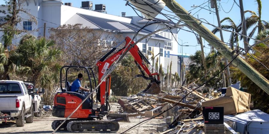 Die Aufbauarbeiten haben in Fort Myers Beach bereits begonnen.