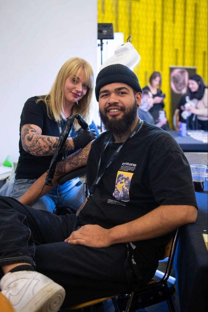 Jenny aus Aadorf sticht Jean-Luca aus Bernegg ein Tattoo.
