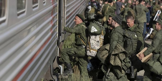 Russische Rekruten steigen auf einem Bahnhof in der Region Wolgograd in einen Zug nach der Teilmobilmachung im Ukraine-Krieg.. Teilmobilmachung