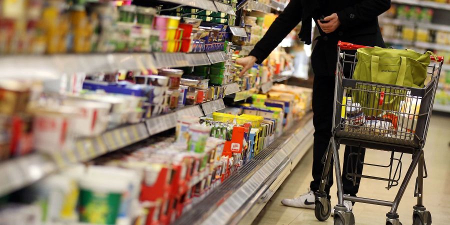 Angesichts hoher Preise und Unsicherheiten in der Energiekrise schränken sich viele Verbraucher beim Einkaufen ein.
