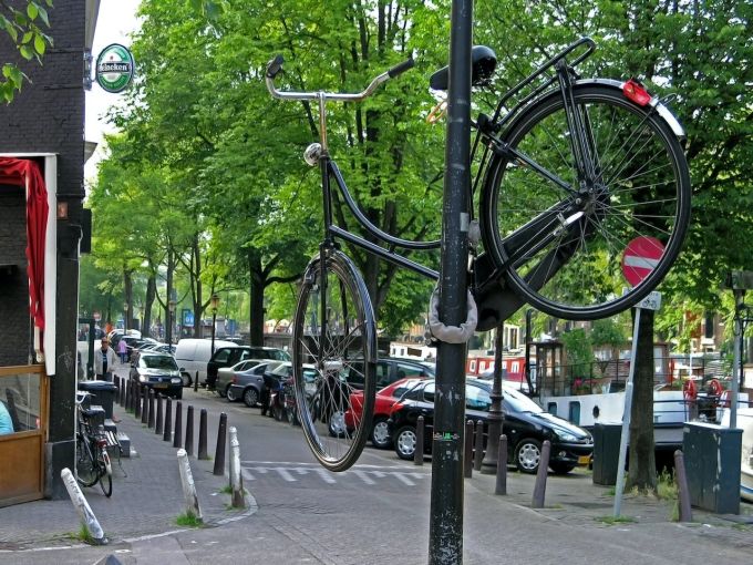 Je höher angeschlossen, desto besser ist das Velo vor Diebstal geschützt. Velo Strase Laterne Schloss Luft