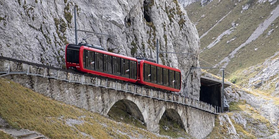 Die neuen Triebwagen fahren in Doppeltraktion von Alpnachstad auf den Pilatus.