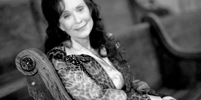 ARCHIV - Loretta Lynn, Country-Sängerin aus den USA. Lynn ist im Alter von 90 Jahren gestorben. Foto: Christopher Berkey/AP/dpa loretta lynn