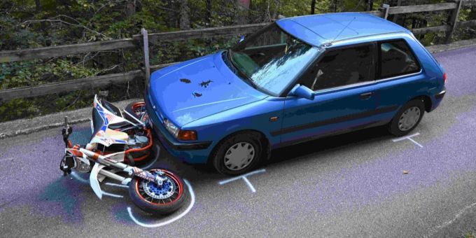 Dabei wurde eine Motorradlenkerin leicht verletzt und ins Spital gebracht.
