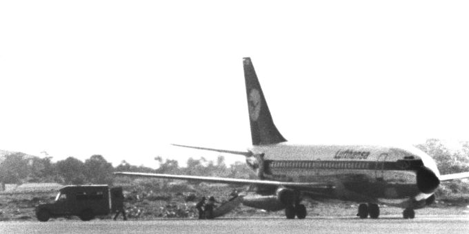 Das am 13. Oktober 1977 entführte Flugzeug «Landshut» steht nach der Landung auf dem Rollfeld. Das am 13. Oktober 1977 entführte Flugzeug «Landshut» steht nach der Landung auf dem Rollfeld.