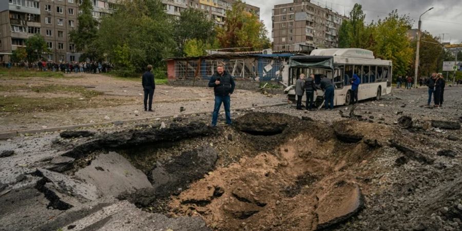 Zerstörung durch Raketeneinschläge im ukrainischen Dnipro