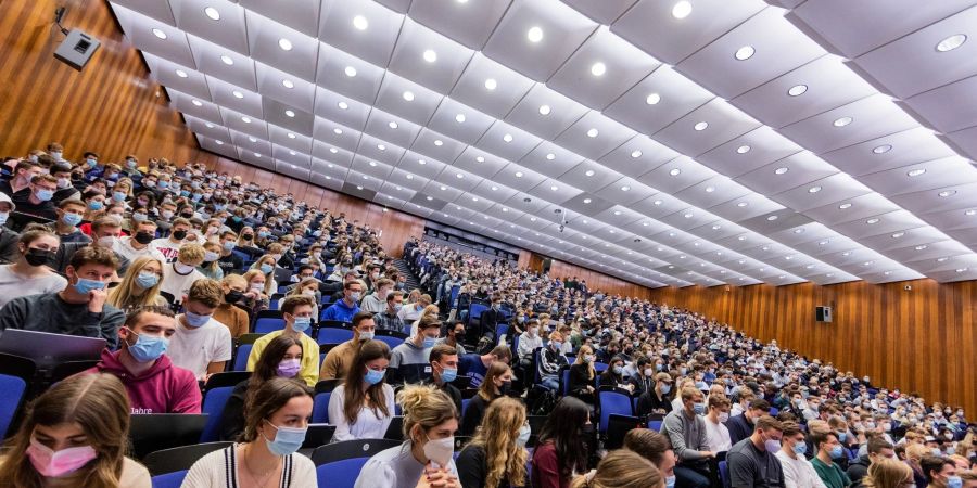 Bei der Wahl des Arbeitgebers sind vielen Studierenden einer EY-Studie zufolge Gehalt, Jobsicherheit und die Vereinbarkeit von Familie und Beruf wichtig.